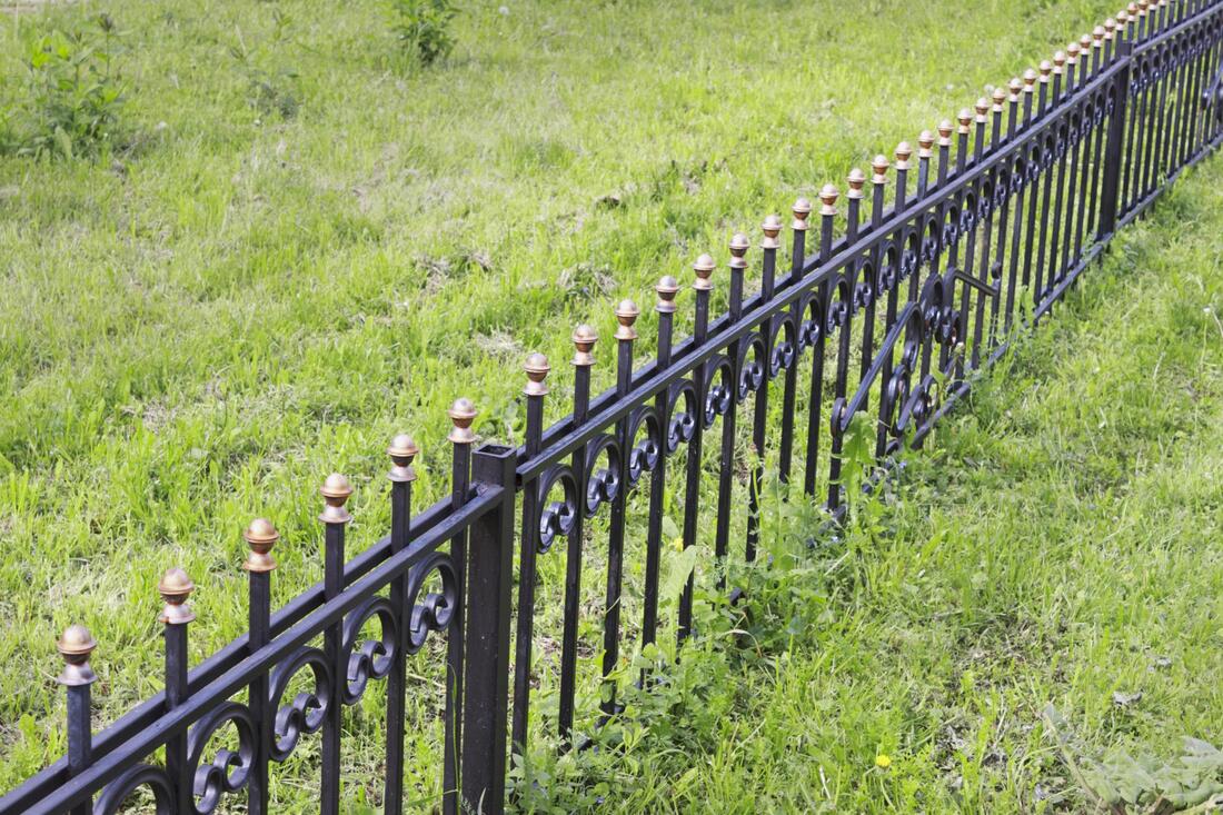 a black aluminum fence